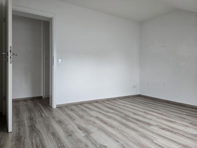 Schöne, helle DG-Wohnung mit großem Balkon – Foto 3
