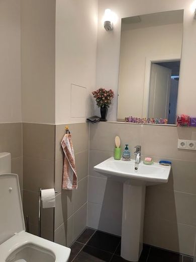 Exklusieve 3 Zimmer Wohnung mit Loggia, Stellplatz, Fußbodenheizung, Gäste WC, Klimaanlage – Gäste WC
