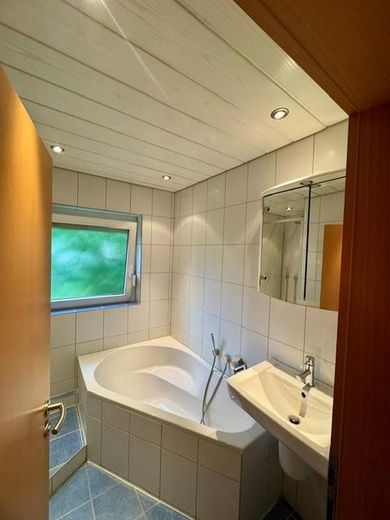 Verzorgd 4-kamer appartement met balkon en twee parkeerplaatsen – Bad 1