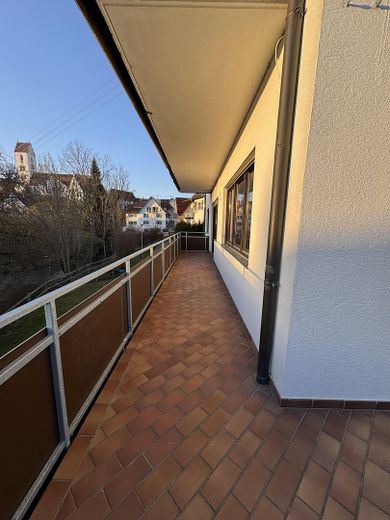 Helle 4-Zimmer Wohnung mit großem Balkon, Garten und Kamin – Balkon