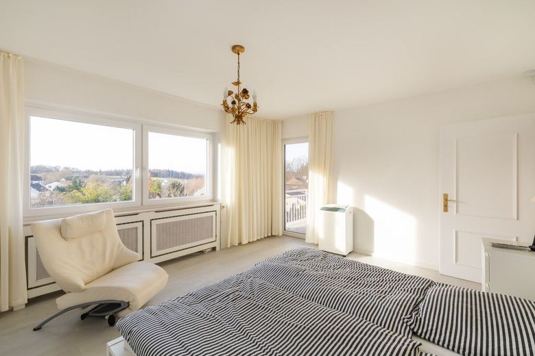 Helles, modernes Einfamiienhaus mit Terrasse - Balkon + Garten in Hümmerich - Preisreduzierung! – Schlafzimmer