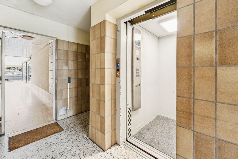 Erstbezug nach Kernsanierung: 2,5-Zi.-Wohnung mit Balkon und TG-Stellplatz (+Aufzug) – Fahrstuhl