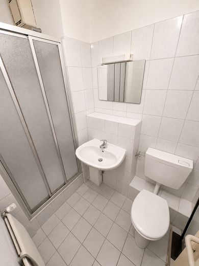 Direkt einziehen: 1-Zimmer-Wohnung mit Balkon und Küchenzeile – Bad