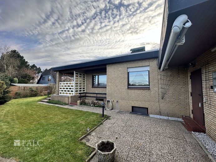 Gepflegter Bungalow mit Keller und Garage in toller Lage von Stade – Hinter dem Haus