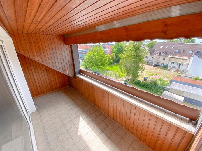 Prachtig appartement op de zolderverdieping met grote loggia, parkeerplaats in rustige ligging en ca. 6 % rendement – Sonnige Loggia