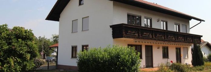 Großzügiges Zweifamilienhaus mit Garten in zentraler Lage des Marktes Eichendorf