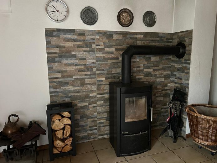 Casa unifamiliare ben tenuta con grande potenziale e terreno edificabile aggiuntivo a 54570 Neroth – Kamin Wohnzimmer