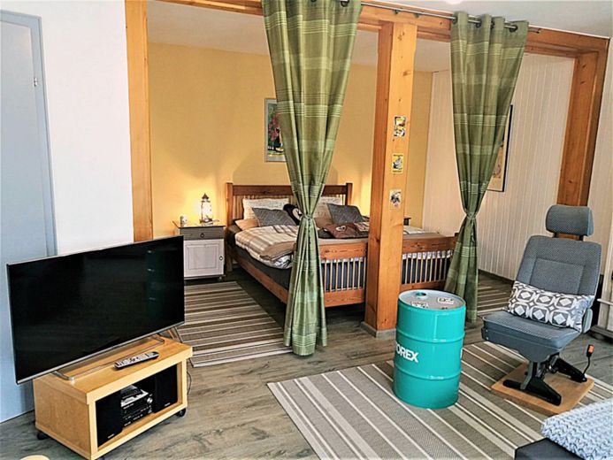 HAUS-SCHLUCHSEEBLICK: 3 Ferienwohnungen mit "Classic-Car-Ambiente" in Premiumlage (€ 1,1 Mio. +Inv.) – UG Wohnung Bett und Sofa