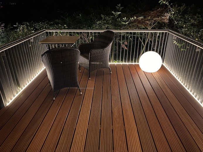 Wohnen, wo Hamburg zur Elbe hinabsteigt – Terrasse bei Nacht
