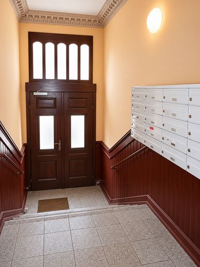 Balkonlu ve ankastre mutfaklı, tarihi çok aileli konutta çekici, modernize edilmiş 2 odalı daire - %6 getiri – Treppenhaus