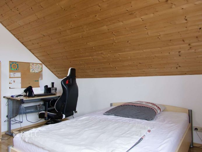 Einfach Mehr: Top gepflegte 2-Zimmer-Wohnung, EBK &amp; TG inklusive. Ruhige Wohnlage in 93333 Neustadt. – Schlafzimmer