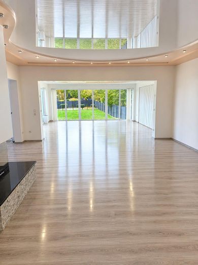 Moderne Luxusvilla: 432 m² Wohnfläche, PV-Anlage, Wärmepumpe & Sauna – Wohn und Essbereich