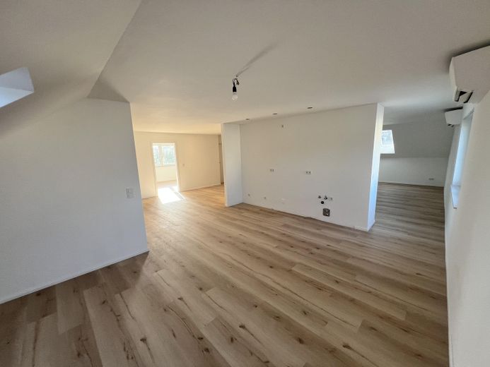 Moderne 4 Zimmer DG Wohnung mit Garten in ruhigem gehobenen Wohngebiet – Küche Diele WZ