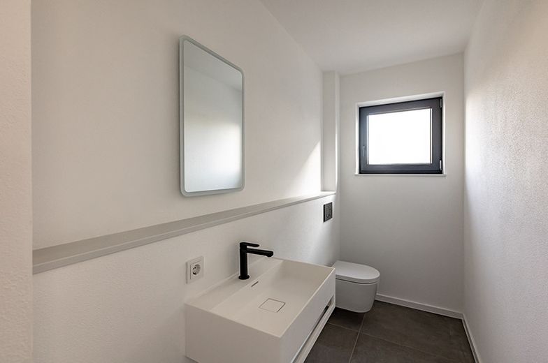 Stilvolle Neubau-DHH / Jetzt letzte Einheit sichern – Gäste WC / Musterhaus