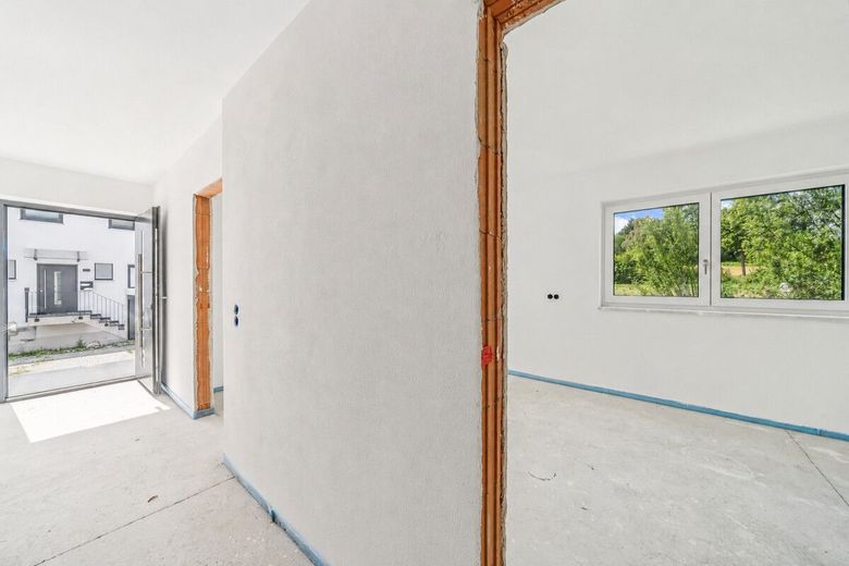 Jetzt schnell sein! Neubau-Doppelhaushälfte in Ergoldsbach mit Garten, Garage und KfW-55-Standard – Hauseingang / Flur