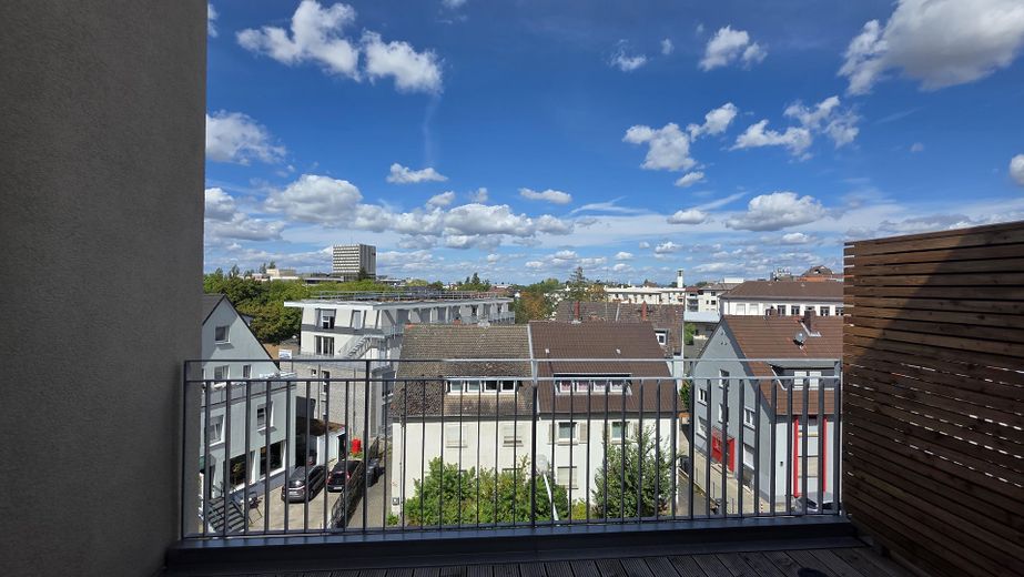 3-Zimmer-Neubauwohnung mit Balkon & Weitblick über Darmstadt – EBK, Parkett & TG – Balkon tagsüber