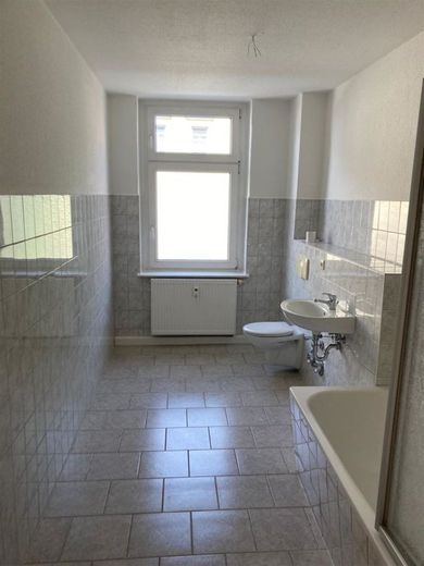 *** Großzügige 2-Zimmer mit Laminat und Wanne in guter Lage!!! *** – PHOTO-2022-05-23-12-25-03_1