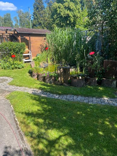 Freistehendes Zweifamilienhaus mit Garage und Gartenidylle – Teich & Gartenbereich