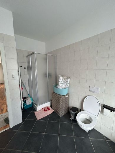 Mieszkanie na parterze z tarasem i własnym ogrodem – 105 m², ogrzewanie podłogowe, miejsce parkingowe – Bad