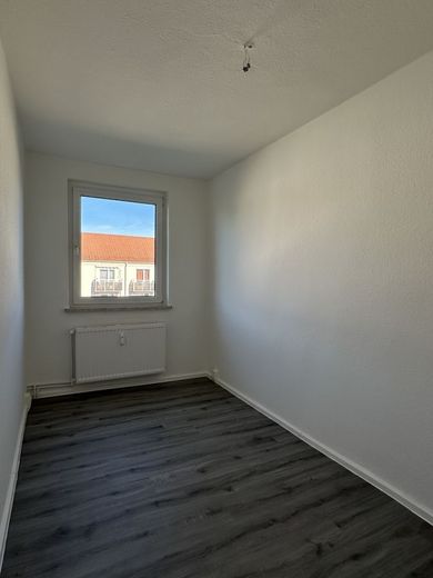 Frisch sanierte 3-Raumwohnung mit Balkon inklusive Einbauküche!!! – Kind