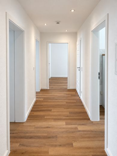 Bezugsfrei 4 Zimmer · 2023 renoviert · neue Holzfenster & Treppenhaus 2025 – Foto 4