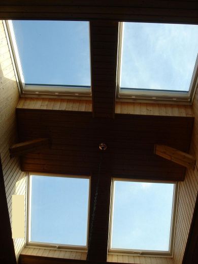 Exklusiv DG-Penthouse JAGDSCHLOSS 20km von L-Bhf 210m², 40m² Dachterrasse, Park, See, 2 Bäder – Dachfenster Wohnzimmer