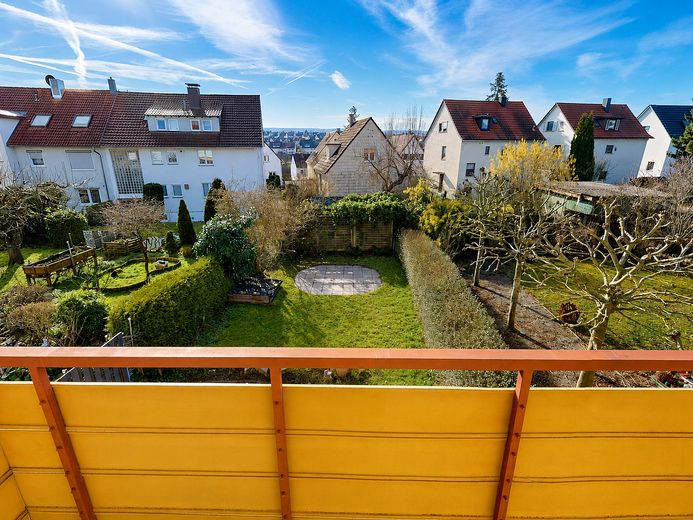 Stuttgart-Weilimdorf'un sakin bir konumunda, güney bahçeli komisyonsuz ikiz ev – Balkonaussicht OG