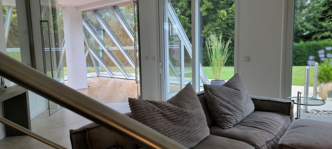 Mit Blick in den Wintergarten