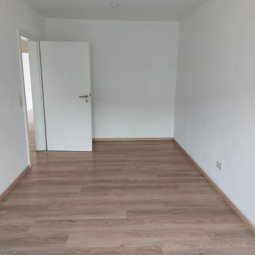 Tolle 2-Zimmer-Wohnung mit neuer Einbauküche, renov. Bad und Fußbodenheizung – Schlafzimmer