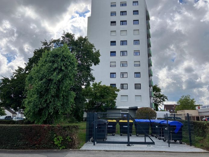 Neuer Müllplatz + Hausansicht