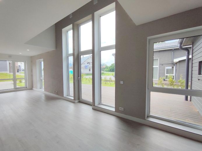 Wohnzimmer mit Ausgang auf die