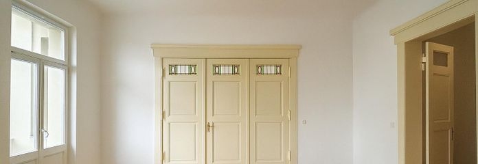 Wohnzimmer mit Balkon