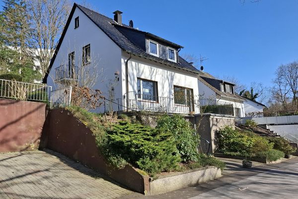 Freistehendes Einfamilienhaus mit 2 Wohneinheiten und Garten, 2 Garagen im Haus