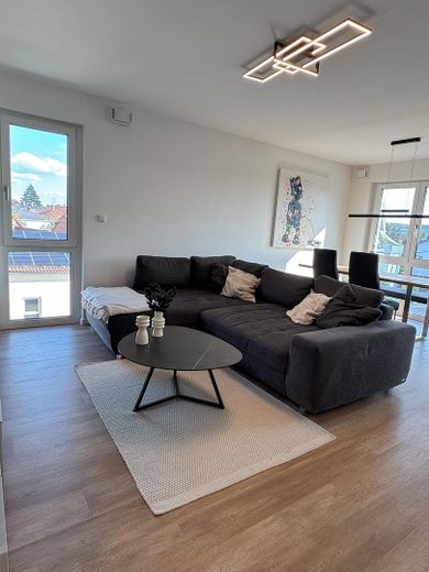 Exklusive 3-Zimmer-Wohnung in Fürth-Burgfarrnbach – hochwertige Küche, Balkon, Aufzug & TG – Wohn- und Essbereich 2