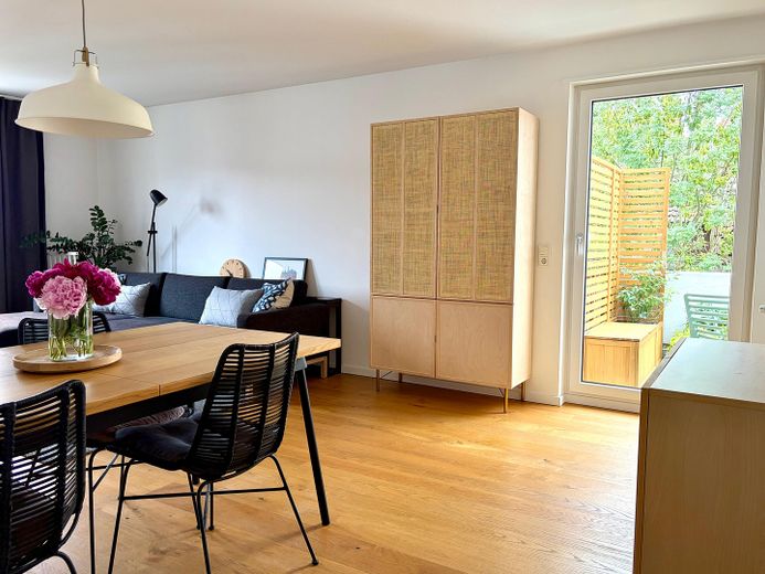 Helle 4-Zi.-Wohnung mit 2 Balkonen & Stellplatz – modernisiert, Süd-West – Wohn- und Esszimmer