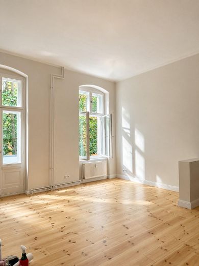 Kernsaniertes 47qm Altbauapartment mit Balkon an der Grenze Prenzlauer Berg/Pankow – Wohnbereich