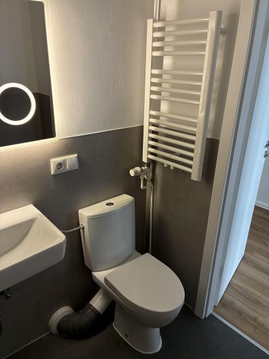 Frisch renovierte 2-Zimmer-Wohnung mit Balkon & Einbauküche – ideal für WG oder Singlehaushalt – Modernes Duschbad inkl. WC