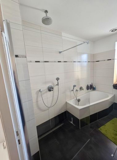 Bonito apartamento de 1 habitación con balcón y cocina en Luckenwalde – Badezimmer