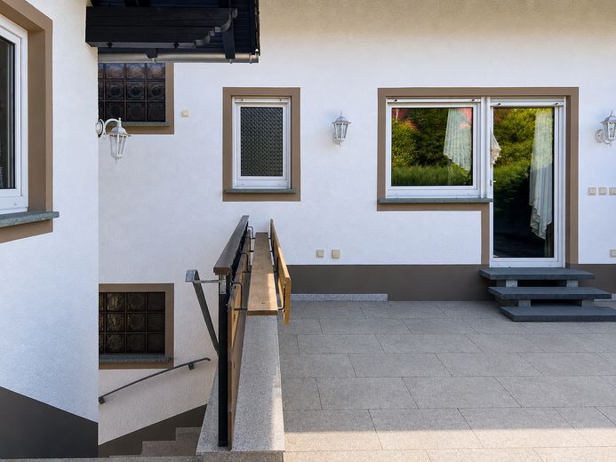 Hochwertiges Zweifamilienhaus, gehobene Ausstattung, Ausbaupotential, traumhafter Ausblick – Treppe zum Hof