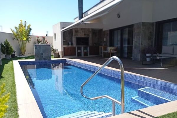 Villa esclusiva con 3 camere da letto, 2 bagni, garage e piscina privata