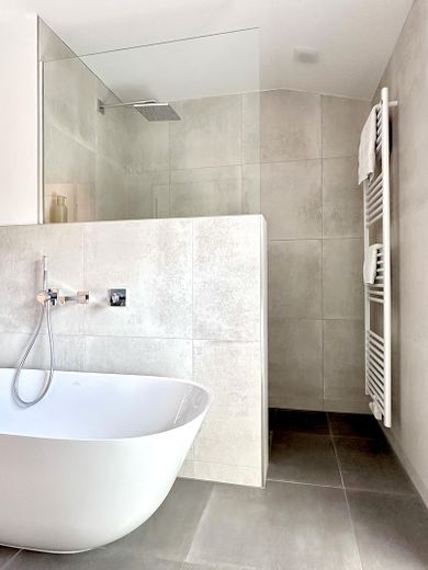 Energieeffizienzklasse A+: Exklusive DHH in bester Lage von Duvenstedt – Provisionsfrei – Walk-In Dusche