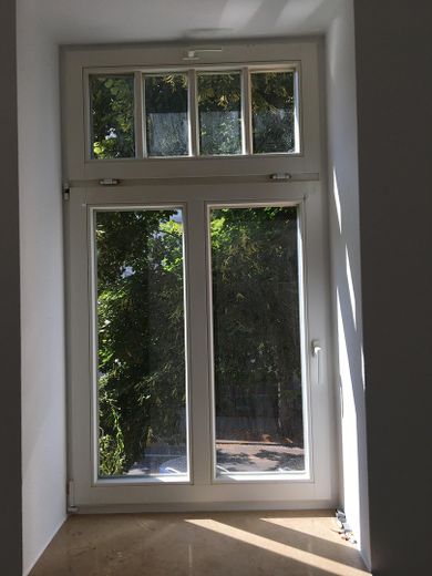 Moderne Wohnung mit Einbauküche, 3-Zimmer, offener Grundriss und Balkon in Chemnitz – Sommerausblick im Wohnzimmer