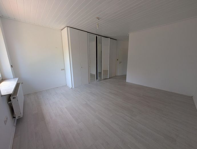 Altencelle’de idil: 1200qm üzerinde havuzlu müstakil ev – Elternschlafzimmer