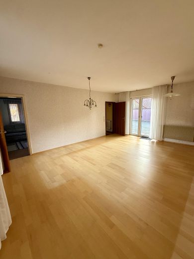 In ristrutturazione – ampio appartamento al piano terra con grande terrazza, spazio per famiglia e cane – Wohnzimmer
