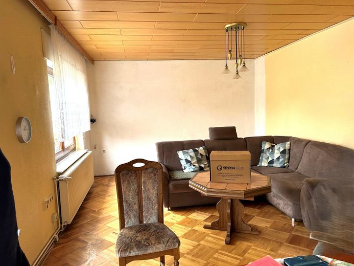 131 m² für Ihre Familie: 4 Schlafzimmer, 2 Bäder, 2 Garagen und keine Käuferprovision – Wohnzimmer