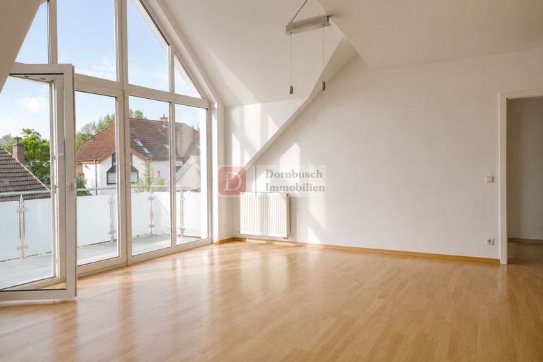 Top!! 3-Zimmer-Dachgeschoss nahe Kurpark – Wohn- und Essbereich Bild 2