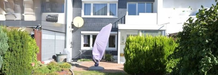 Casa adosada intermedia cuidada con garaje y plaza de aparcamiento en una zona tranquila de Lamme