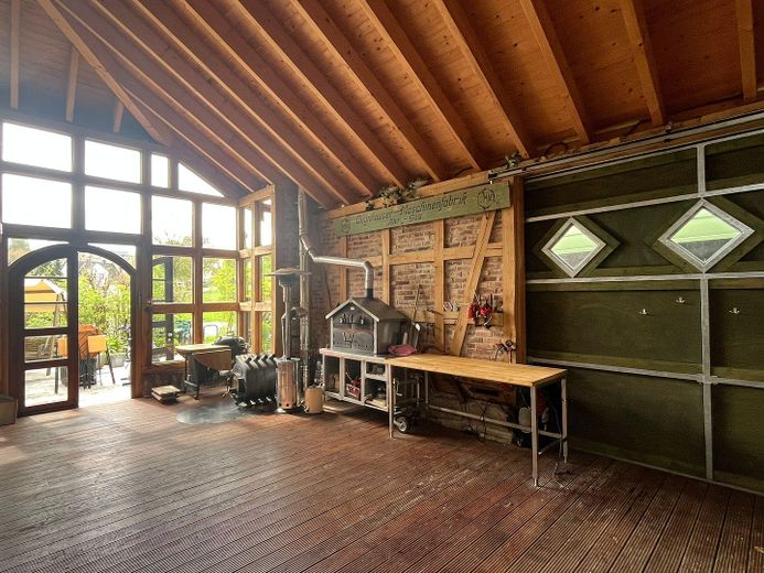 Garage mit Holzboden