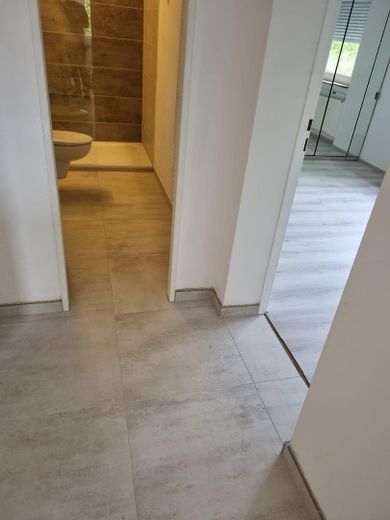 Helle, vermietete Wohnung an der schweizer Grenze | Kapitalanlage – Flur 