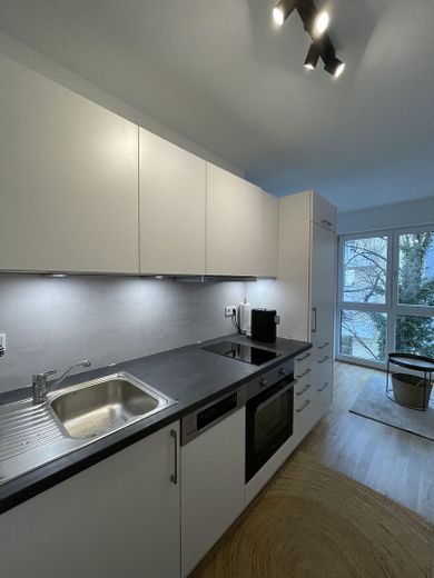 Neubau - helle 1-Zi Whg, voll eingerichtet + vollmöbliert, Bad mit Fenster - ab 12/26 provisionsfrei – Küche 